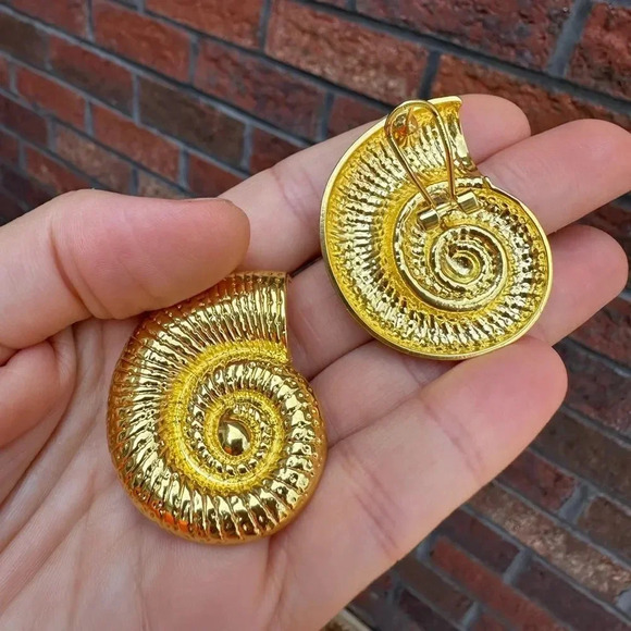 Gold Spiral Shell Necklace and Earring Set - Picture 9 of 14
